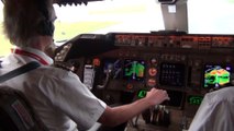 Heavy Rain Landing Hong Kong - Boeing 747-400 Cockpit