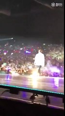 [FANCAM] BTS THE WINGS TOUR HONG KONG 1 V PLAYING WITH A BOTTLE