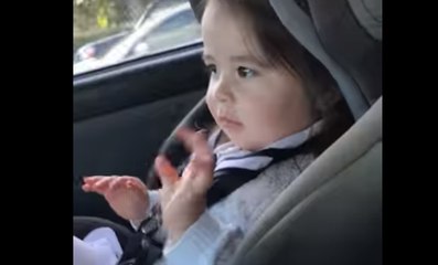 La bebe que a cautivado las redes sociales por su forma de bailar con el ritmo de la cancion