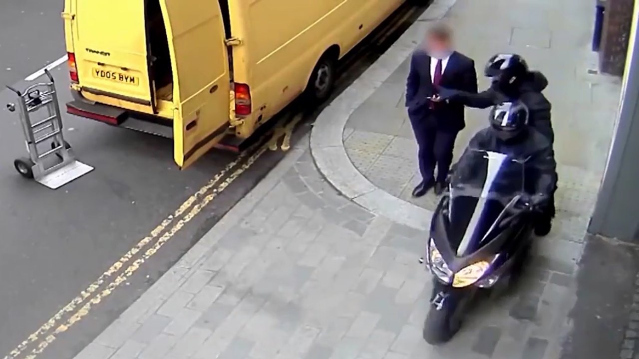 Il se fait arracher son téléphone dans la rue.