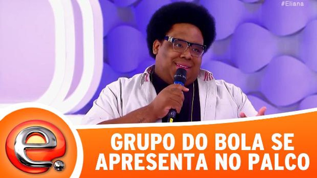 Grupo do Bola canta no palco do programa
