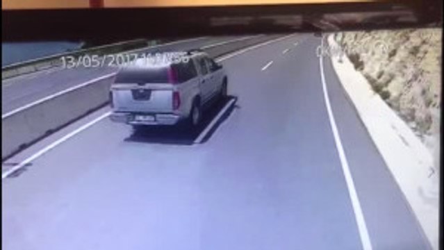 Uçurumdan Devrilen Minibüs - Kaza Anı Araç Kamerası Görüntüleri - Muğla