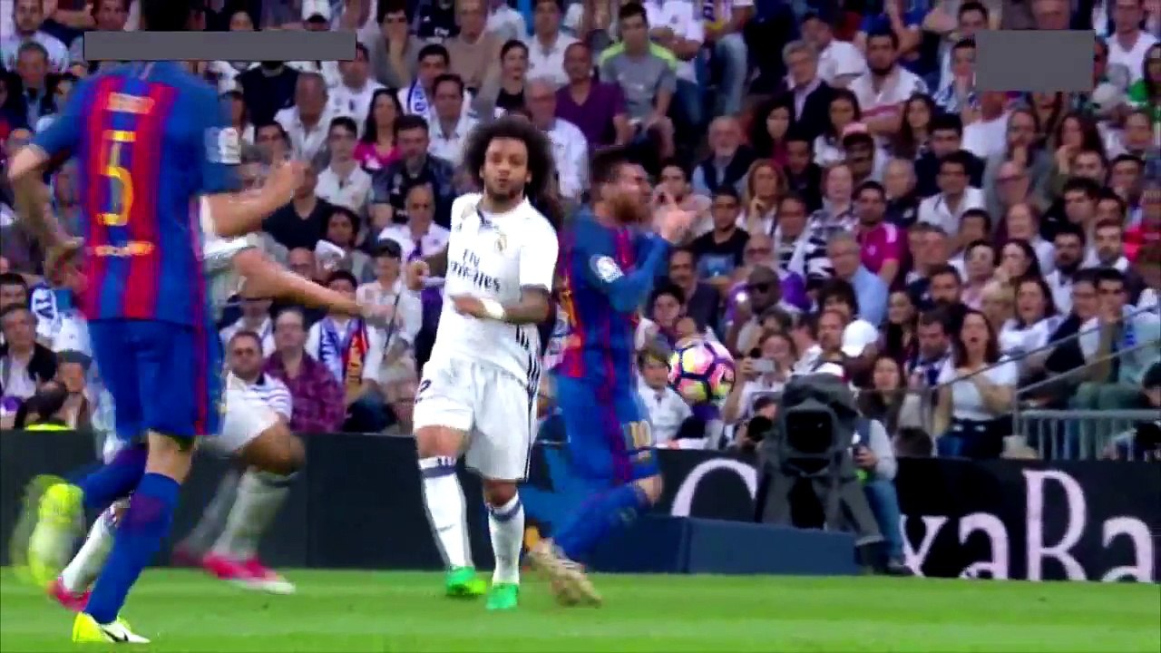 世界头号足球明星 梅西被本泽马打碎牙齿 满嘴是血——Messi loses his tooth and spits out blood