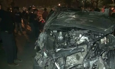 Mobil Tak Berbentuk Akibat Tabrak Gerobak dan Tiang Listrik