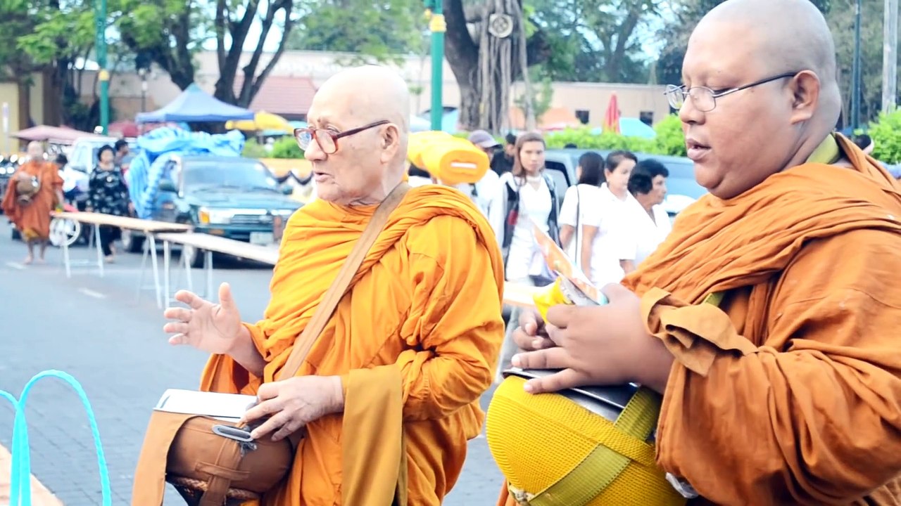 ฝรั่งเที่ยววัดพระธาตุ จ.นครศรี ( Thai temple )