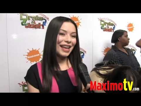 Miranda Cosgrove at Merry Christmas, Drake & Josh! Premiere