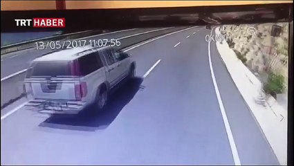 İşte Muğla'da uçurumdan yuvarlanan midibüsün kaza anı