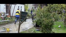 Starkregen und Hagel richtet teils heftige Schäden an Autos schwimmen durch Gärten