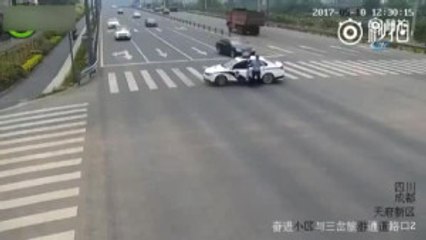 Polis Yaşlı Adam İçin Trafiği Durdurdu
