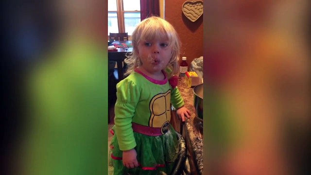 Ce fillette gourmande mange les cookies avant qu'ils soient cuisinés.... Direct dans la casserole