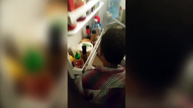 Ce gamin se planque pour boire du coca... FLAG