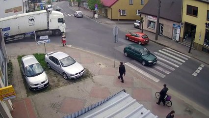 Une dame passe sous un camion au cause de l'angle mort en Pologne.