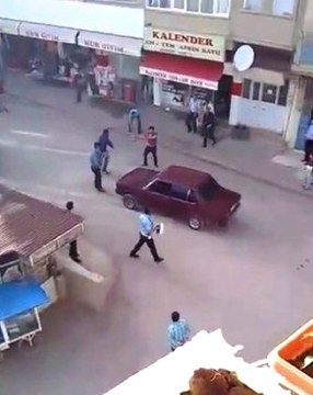 Trafik Kazası Meydan Kavgasına Döndü... Polis Biber Gazı ile Müdahale Etti