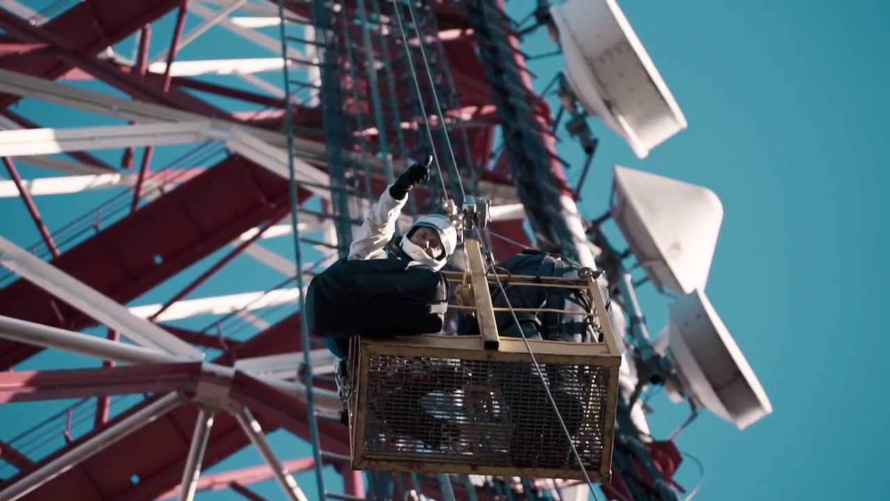 Il réussit un saut en parachute d'un drone