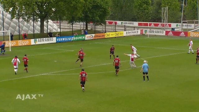 Dennis Bergkamp n'a rien perdu de son talent !