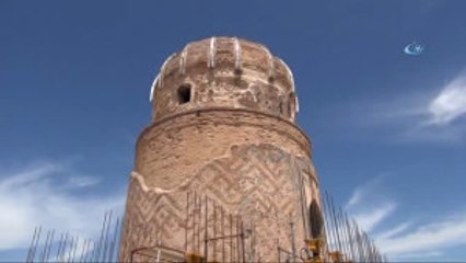 Zeynel Bey Türbesi Yeni Yerinde Zeminle Buluşuyor