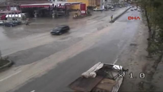 Amasya Otomobile Çarpmamak Için Manevra Yaptı, At Arabasına Çarptı