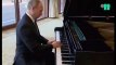 Vladimir Poutine joue du piano en attendant le président chinois
