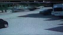 Takla Atan Otomobil Karşı Şeritteki Araca Çarptı... Kaza Anı Böyle Görüntülendi