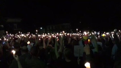 下载视频: Charlottesville Protesters Hold Candlelit Vigil to Show Opposition to White Nationalist Rally