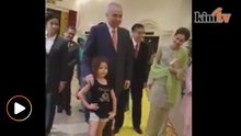 小女孩努力招手  如愿与霹雳苏丹合照