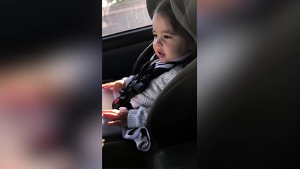 Lorsqu'une petite fille écoute sa chanson préférée !