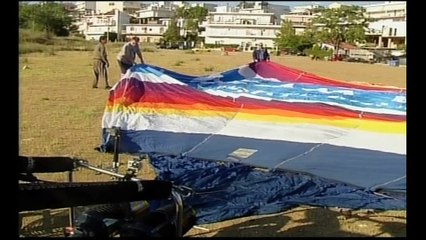 Πετάει με το αερόστατό του για τα παιδιά