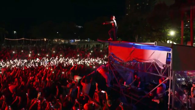 Ce rappeur saute dans la foule de plus de 6m de hauteur... Dingue