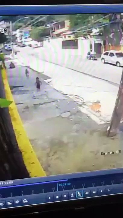 Une voiture de police frole 2 enfants en essayant de fuir une favelas... Drame evité de peu