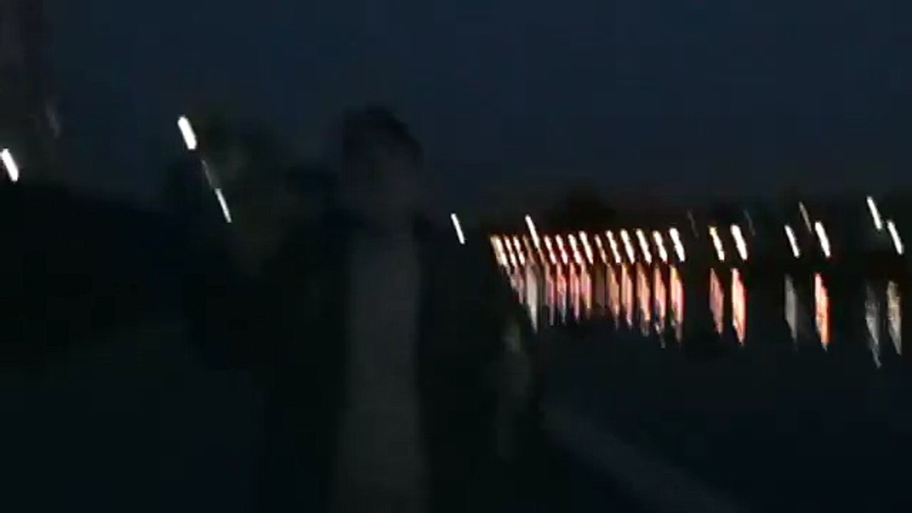 Мужчина вечером отдыхает