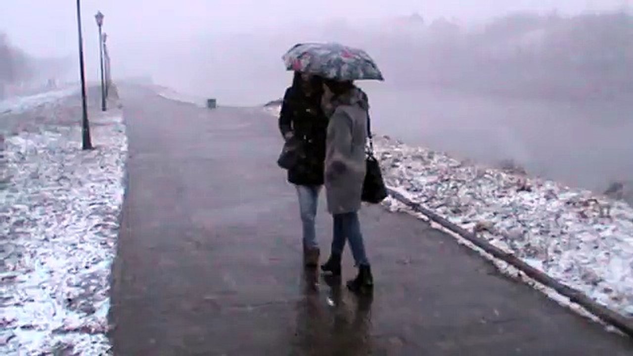 Вика и Лера гуляют на берегу