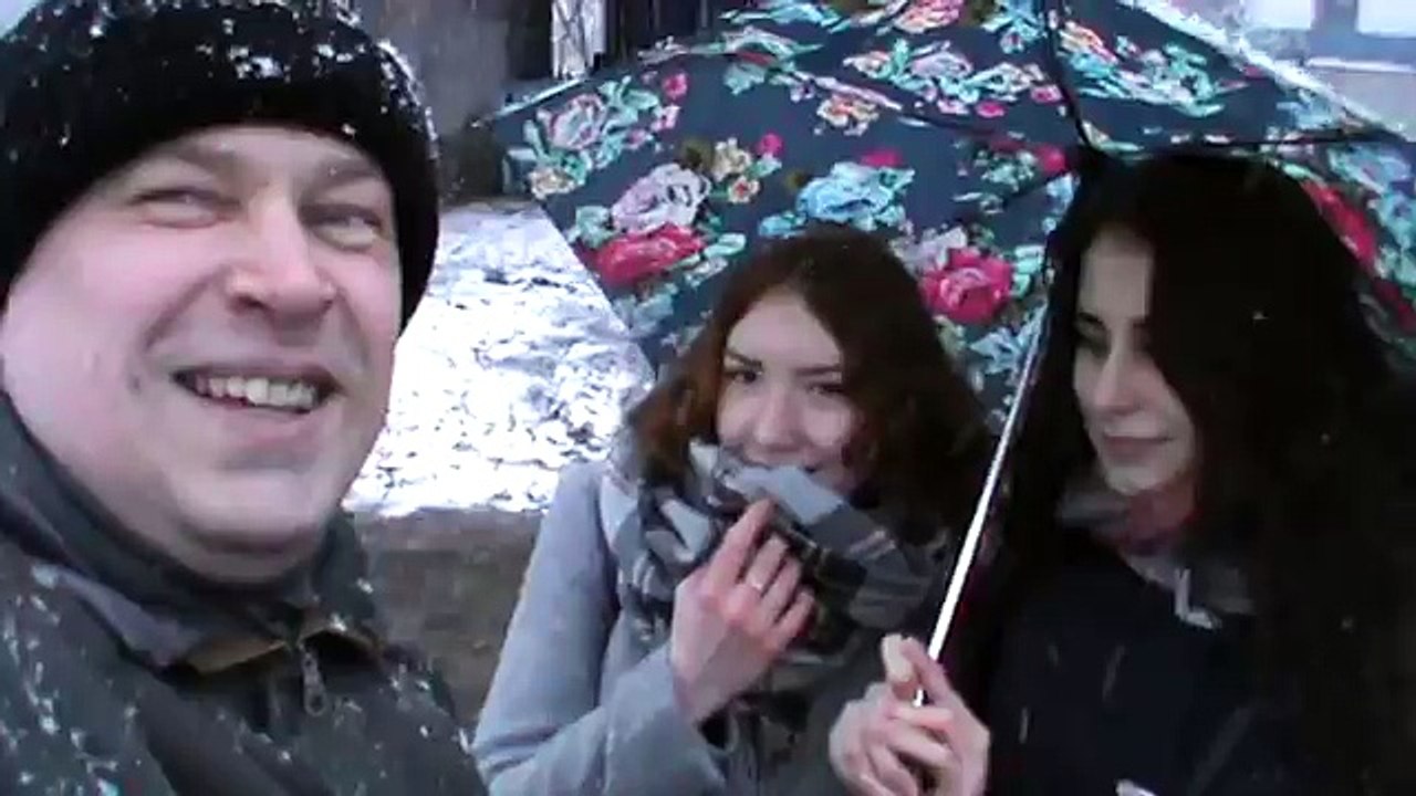 Гена Вика и Лера гуляют