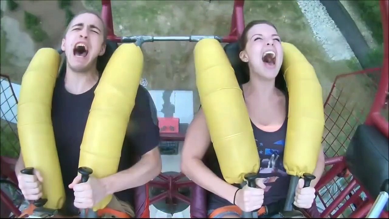 Il suit sa copine sur une attraction et passe un très mauvais quart d'heure