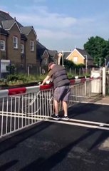 Le saviez vous, une barrière de TGV est installée pour empêcher un drame
