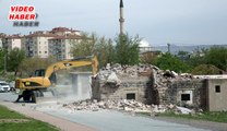 (15 MAYIS 2017) DÖNÜŞÜM İÇİN EVLERİNİ KENDİLERİ YIKIYOR