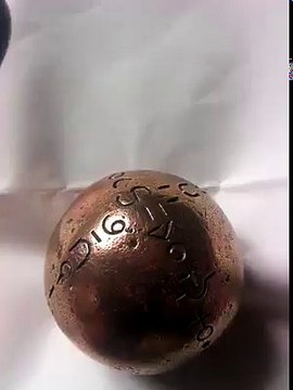 Mysterious Sphere found near the crop circles / Objecto mysteriosos encontrado serca de círculo de la cosecha