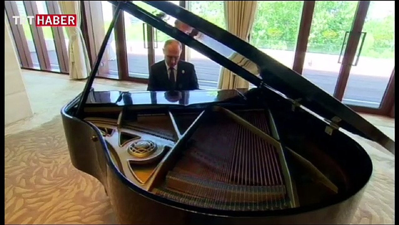Putin'den piyano şovu