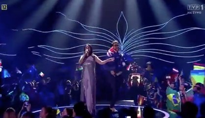 Un plaisantin baisse son pantalon sur scène à l'Eurovision