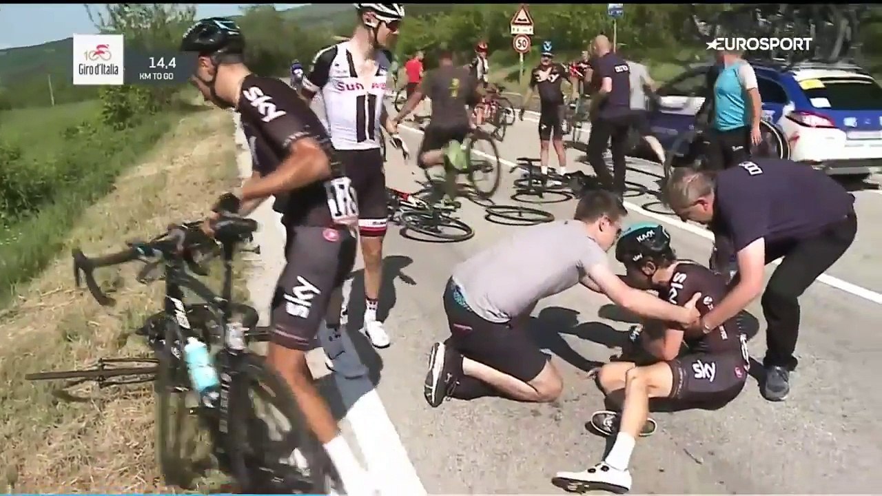 Enorme chute à vélo contre une moto sur le tour d'italie - Giro 2017