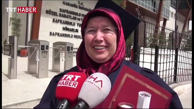 Mezuniyet sevincini beraber yaşayan anne-kız