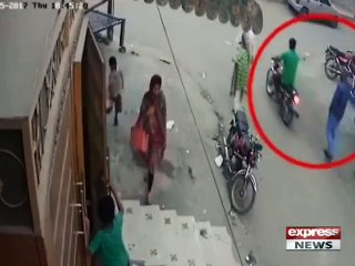 Tải video: In broad daylight in Lahore for robbers snatched jewelry woman