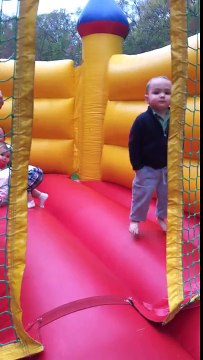 L'enfant le plus cool du chateau gonflable