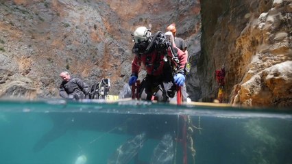 Le spéléologue Marseillais Frédéric Swierczynski bat le record du monde de plongée souterraine