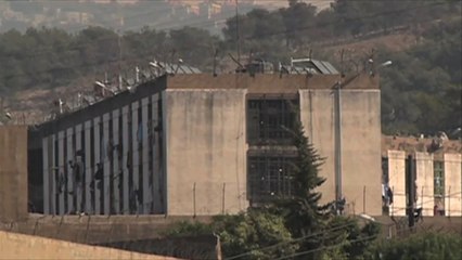 سجناء إسلاميون بلبنان يواصلون إضرابهم عن الطعام