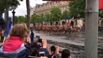 Macron Halkı Selamladı