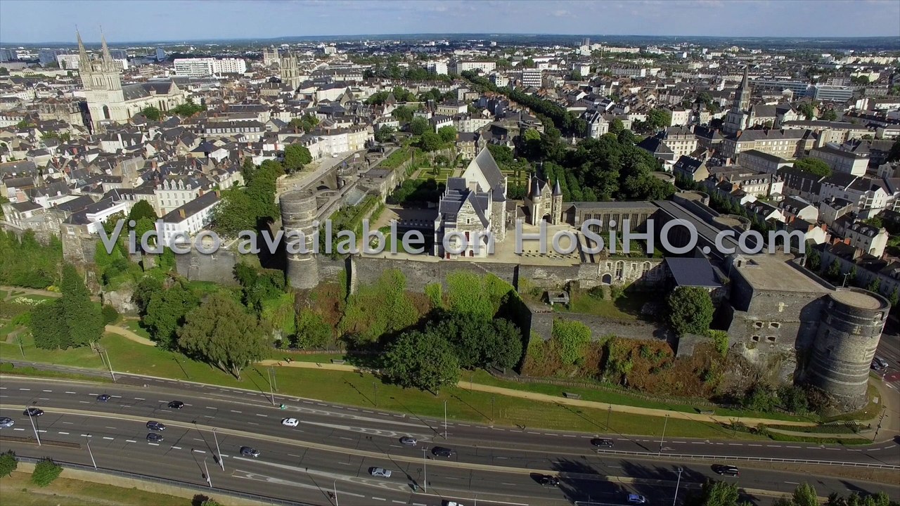 ANGERS ET SON CHATEAU VU PAR DRONE EN ÉTÉ
