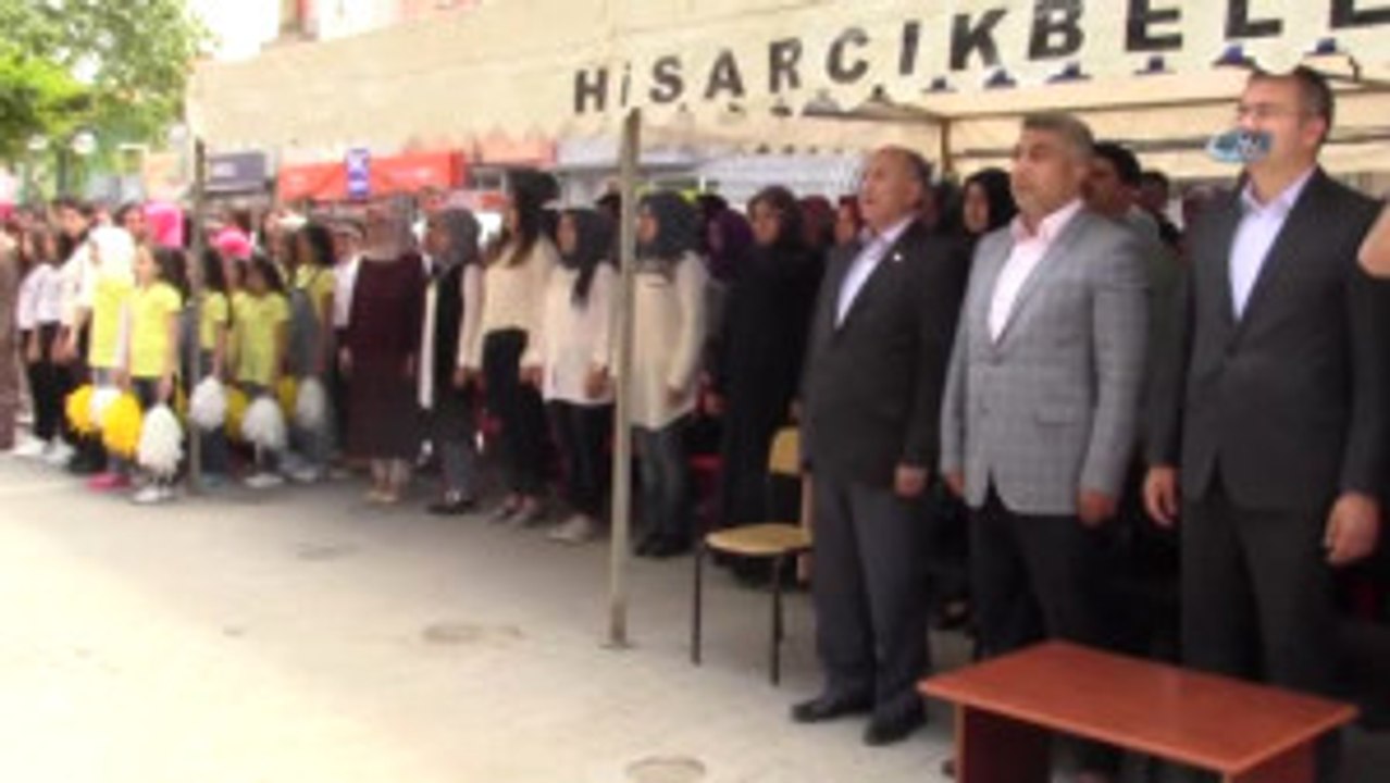 Onuncu Yıl Marşı'nı İşaret Diliyle Söylediler