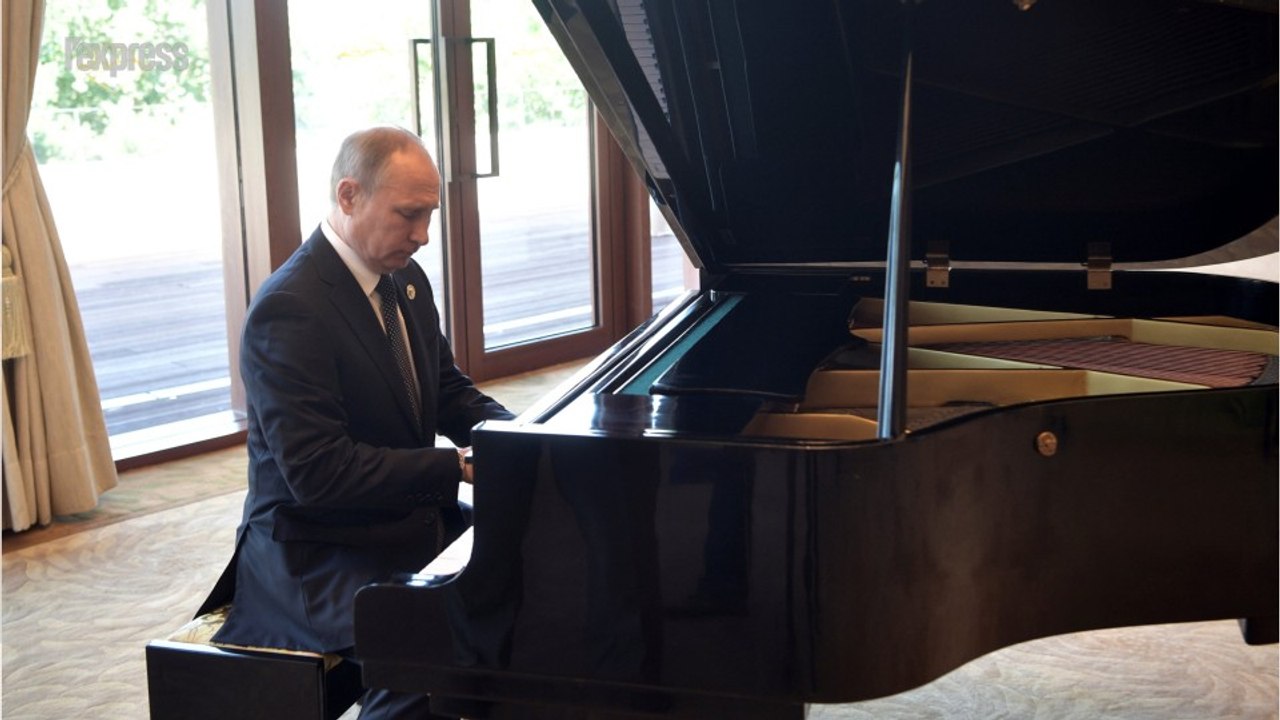 Vladimir Poutine se met au piano et le résultat est... surprenant