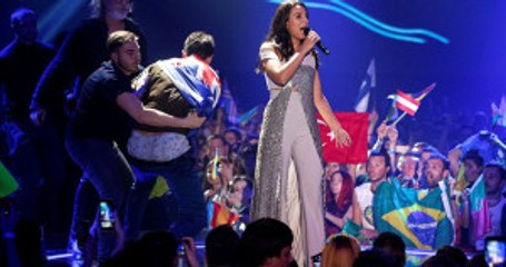 Eurovision'da İç Çamaşırını İndirmesinin Nedeni Güvenliğe Dikkat Çekmekmiş