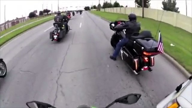 L'automobiliste est impatient et il dépasse ces motards, mais il va rapidement le regretter!